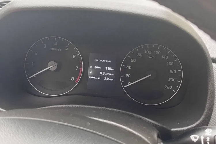 Средний расход 8,8 л/100 км на приборке Hyundai Creta