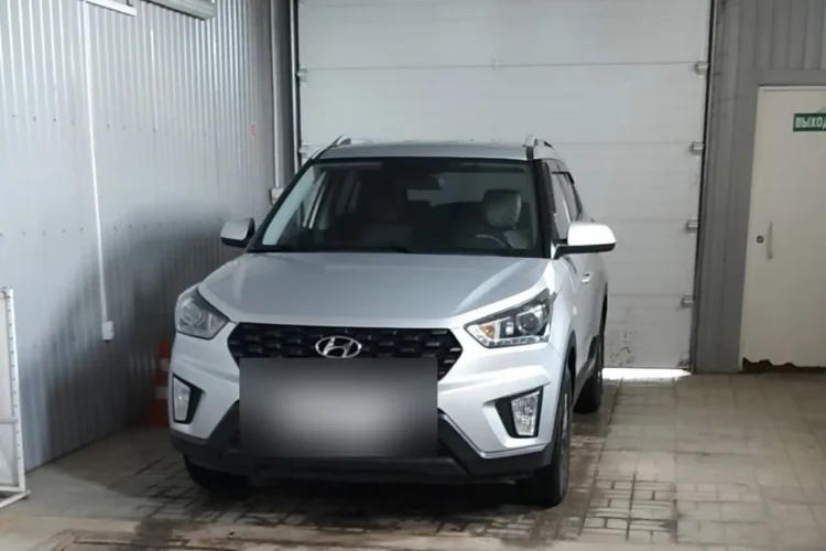 Серебристая Hyundai Creta в боксе шиномонтажа