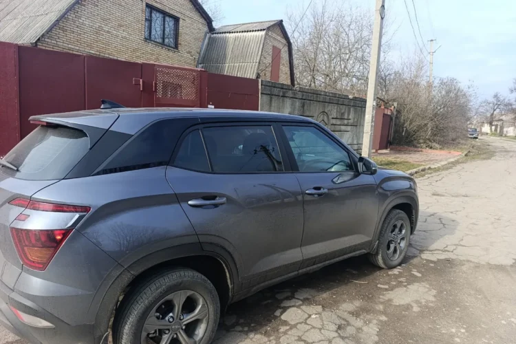 Hyundai Creta 2 сзади-сбоку после оклейки бумерангов