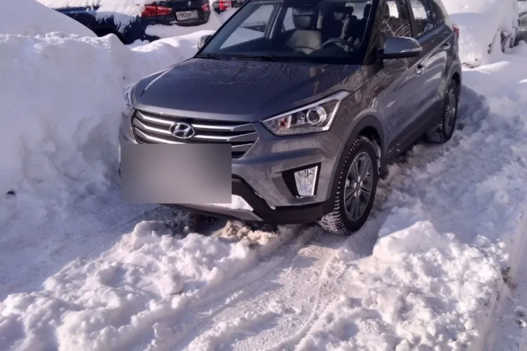 Hyundai Creta на нешипованной резине в глубоком снегу