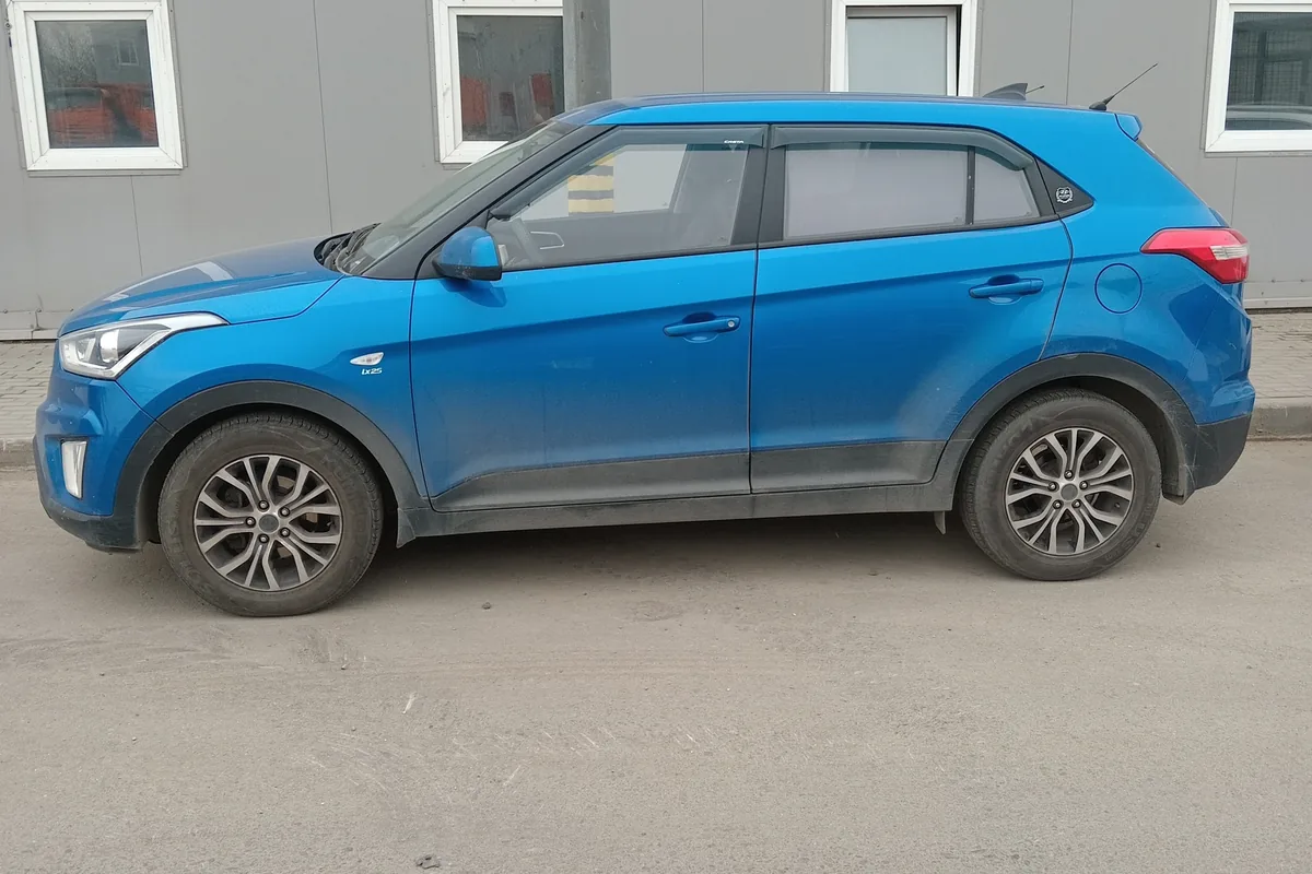 Синяя Hyundai Creta первого поколения в профиль