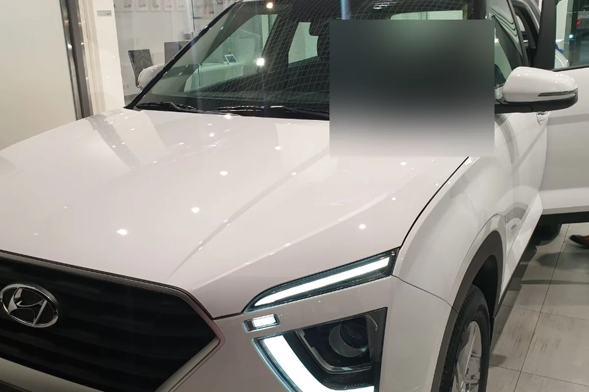 Новая белая Hyundai Creta 2 с бантом в салоне дилера