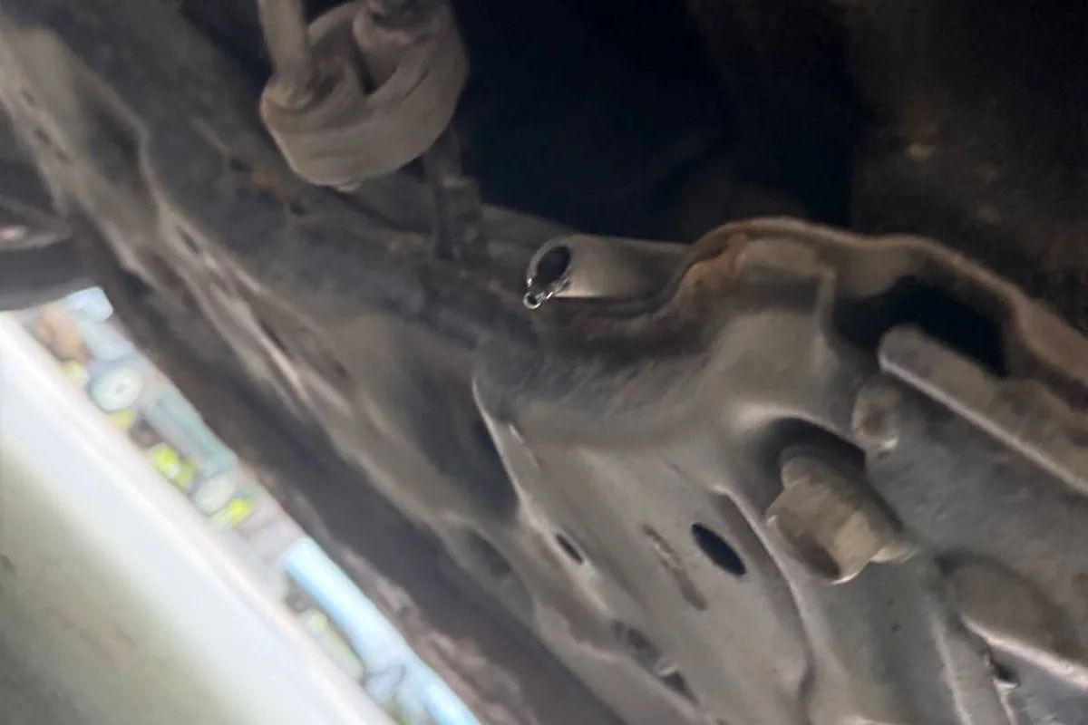 Трубка слива конденсата кондиционера под днищем Hyundai Creta
