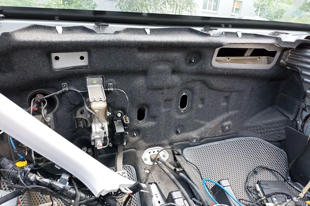 Разобранная передняя панель Hyundai Creta при установке кондиционера