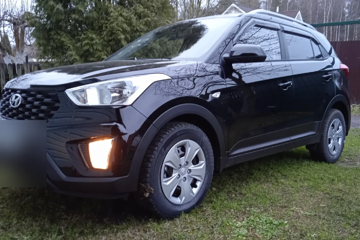 Чёрная Hyundai Creta первого поколения на газоне