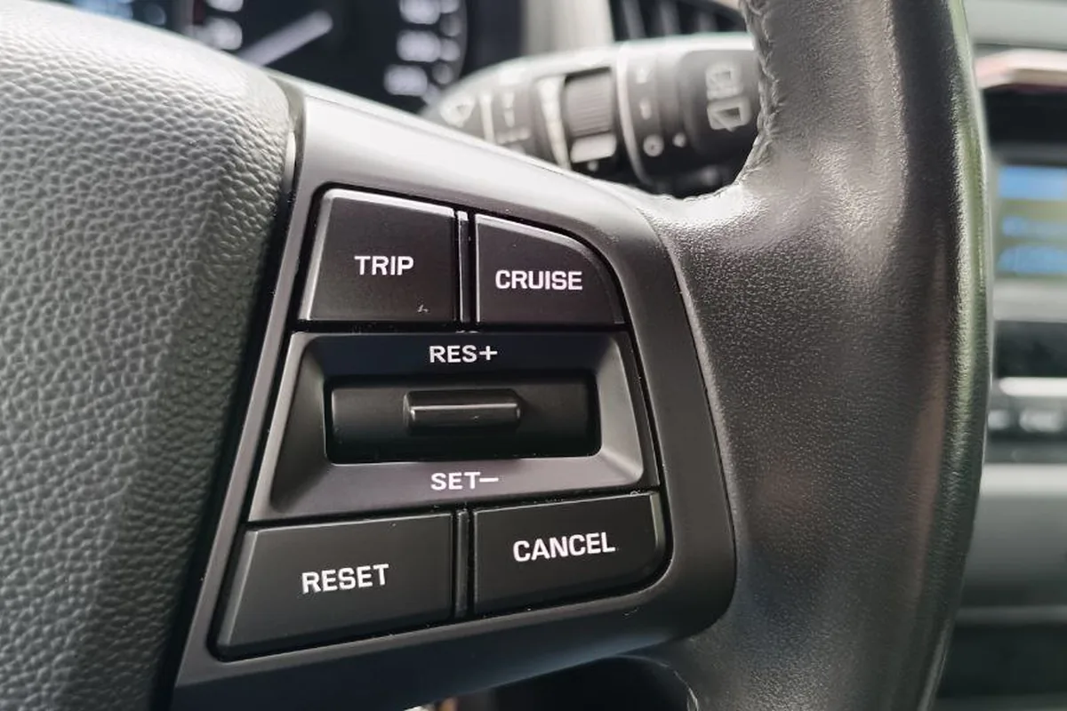 Кнопки круиз-контроля на правой спице руля Hyundai Creta