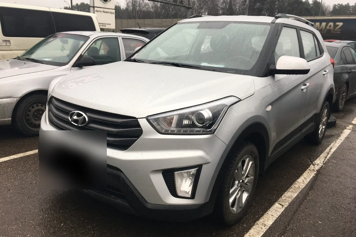Серебристая Hyundai Creta первого поколения на парковке