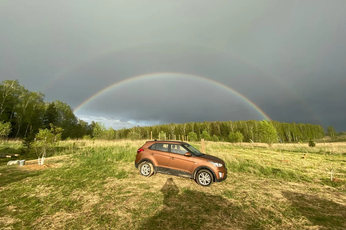 Hyundai Creta на лугу под радугой