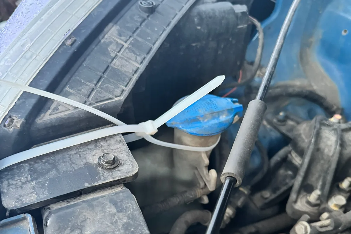 Бачок омывателя Hyundai Creta, притянутый стяжкой