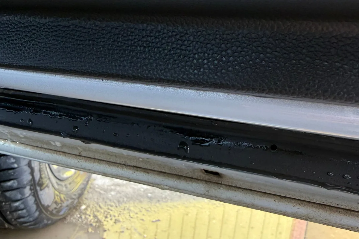 Вода на пластиковой накладке порога Hyundai Creta после мойки