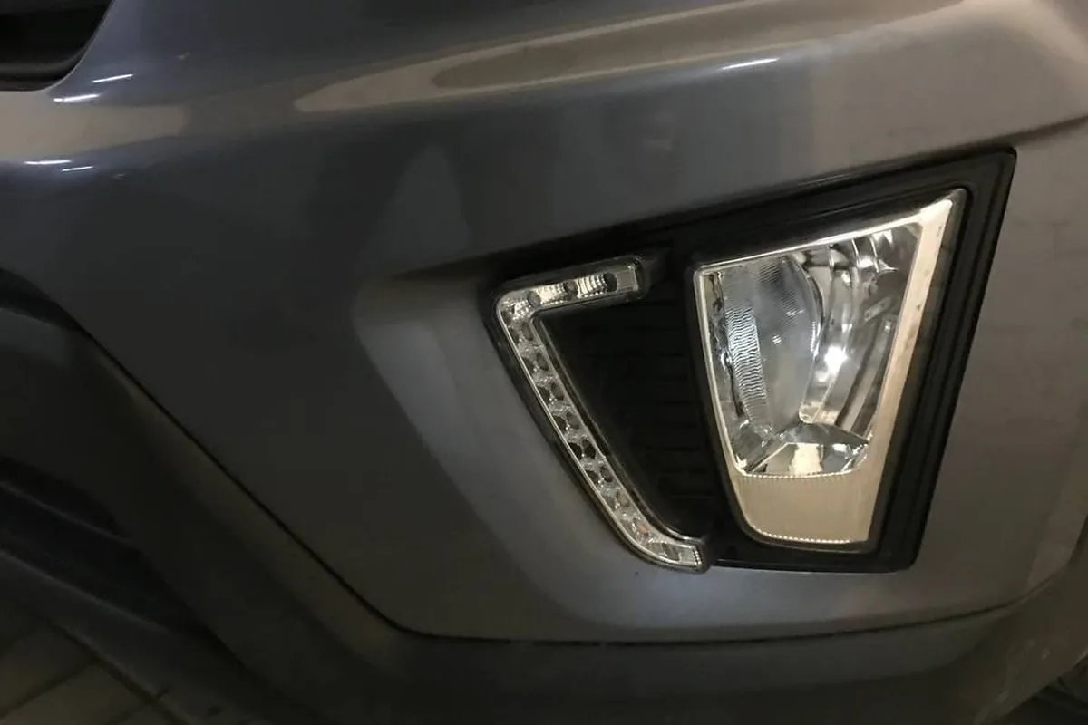 Противотуманная фара со светодиодной полосой ДХО в бампере Hyundai Creta