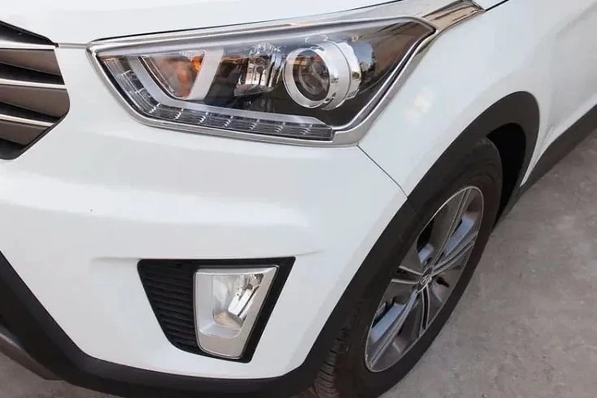 Противотуманная фара в бампере белой Hyundai Creta