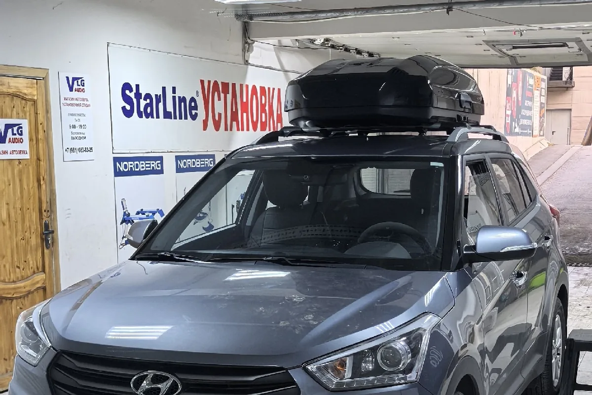 Hyundai Creta с поперечинами и автобоксом на крыше