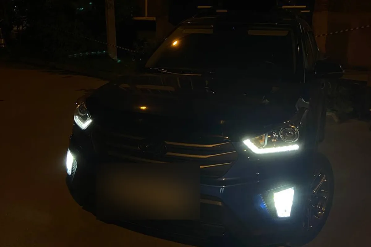 Hyundai Creta с включёнными ходовыми огнями вечером