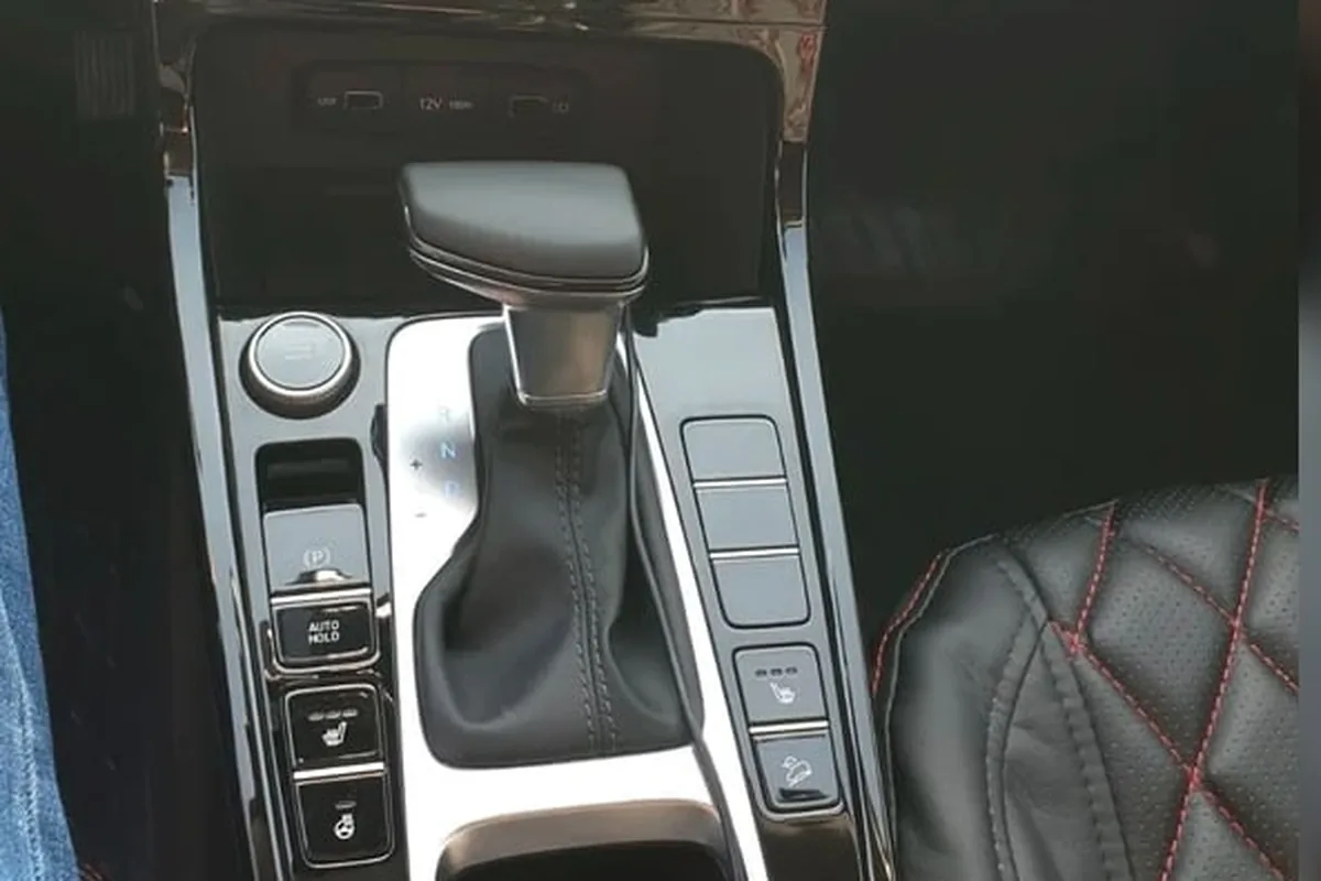 Кнопка электроручника на консоли Hyundai Creta 2