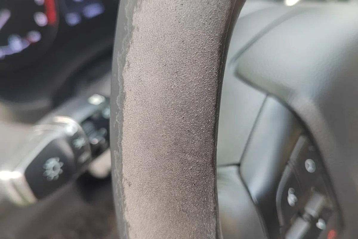 Протёртый обод руля Hyundai Creta крупным планом