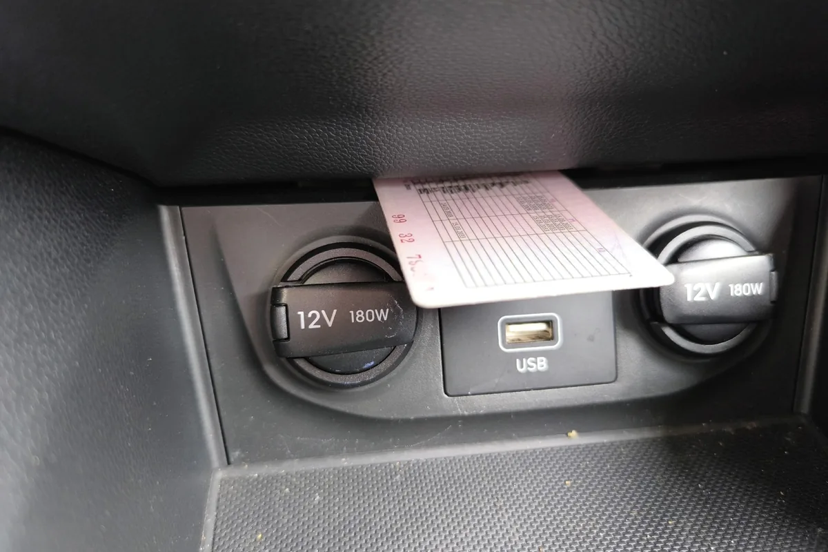Ниша с розетками 12 В и USB в центральной консоли Hyundai Creta