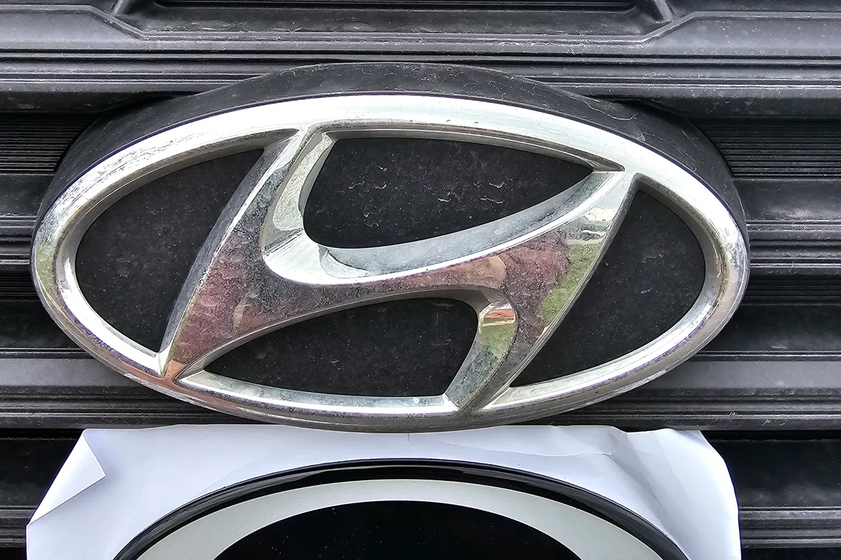 Эмблема Solaris примерена поверх значка Hyundai на решётке