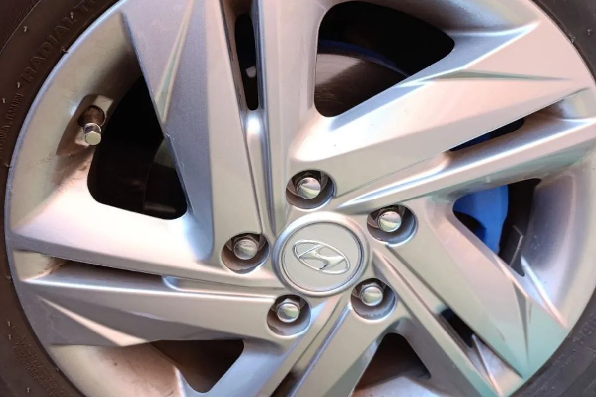 Окрашенный суппорт Hyundai Creta за колёсным диском