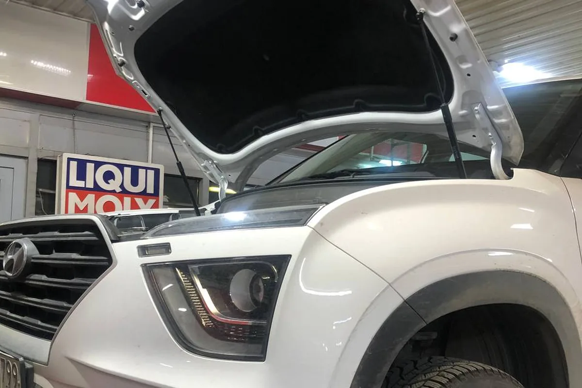 Hyundai Creta 2 с открытым капотом в сервисе