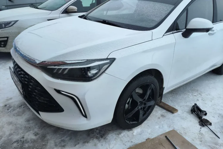 Белый седан при установке нештатного диска R16