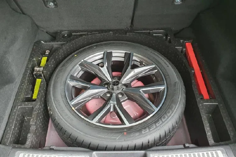 Запасное колесо на литом диске 225/55 R19 в багажнике Exeed LX