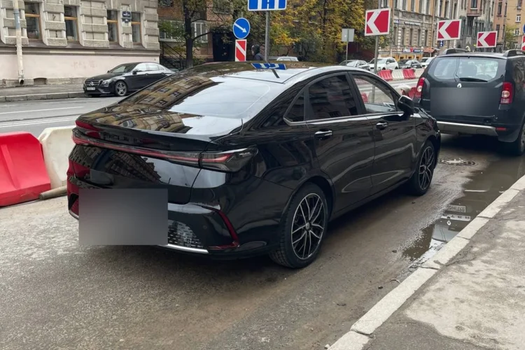 Чёрный седан на тёмных дисках R18