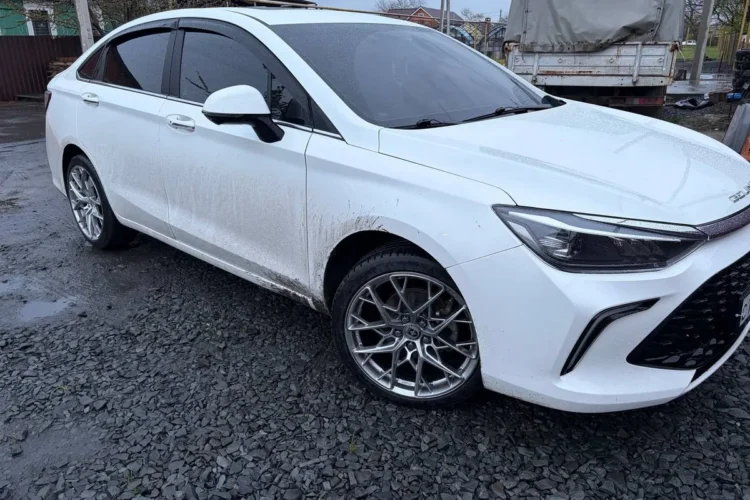 Белый седан на дисках R18 с маркетплейса