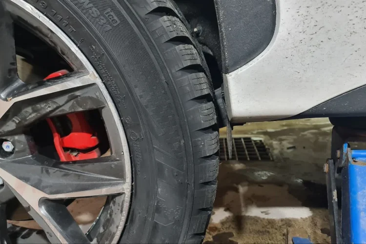 Колесо 255/55 R19 на домкрате, проверка зазора до брызговика