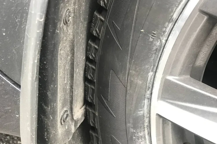 Зазор между брызговиком и шиной 225/55 R19