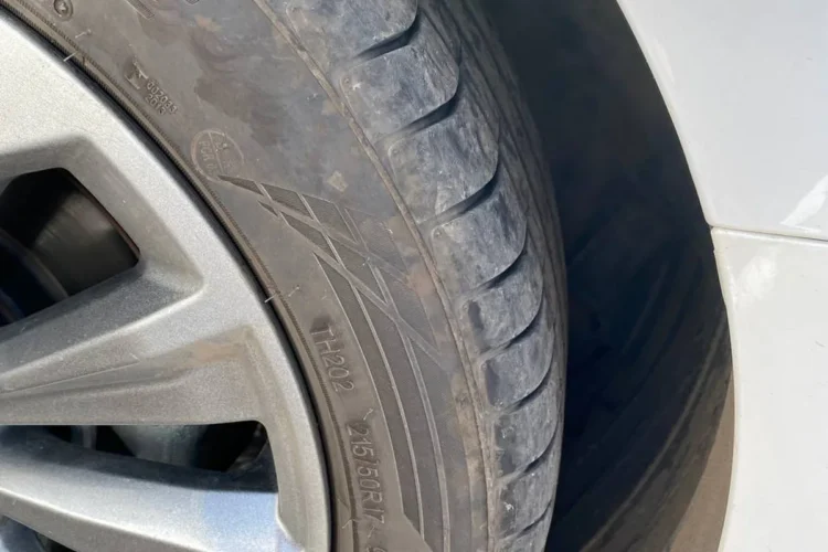 Маркировка шины Triangle 215/50 R17 на колесе