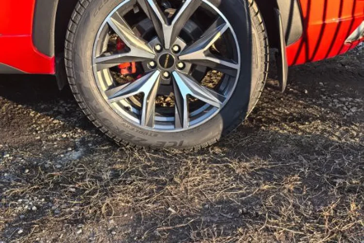Заднее колесо красного Exeed LX на липучке 225/55 R19