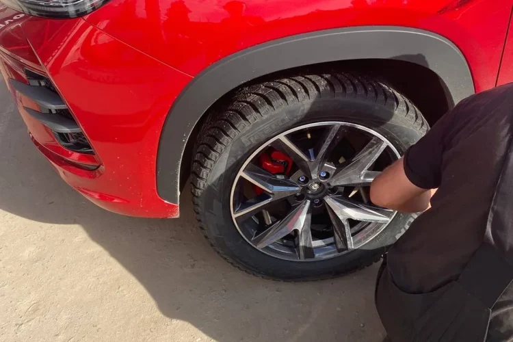 Красный Exeed LX на шипованных Pirelli 235/55 R19