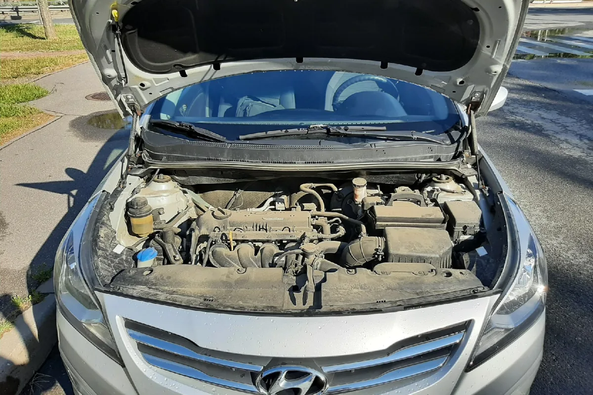 Моторный отсек Hyundai Solaris 1 с мотором 1.4