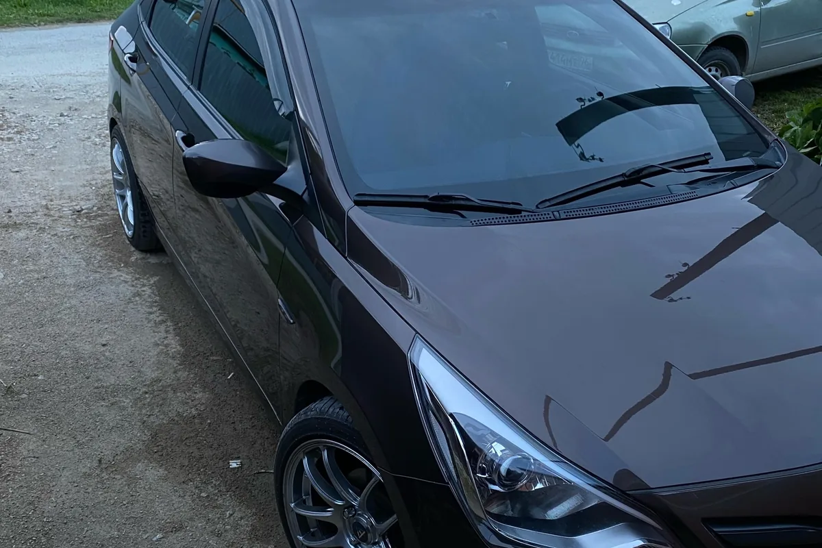 Hyundai Solaris 1 на 17-дюймовых дисках и занижении