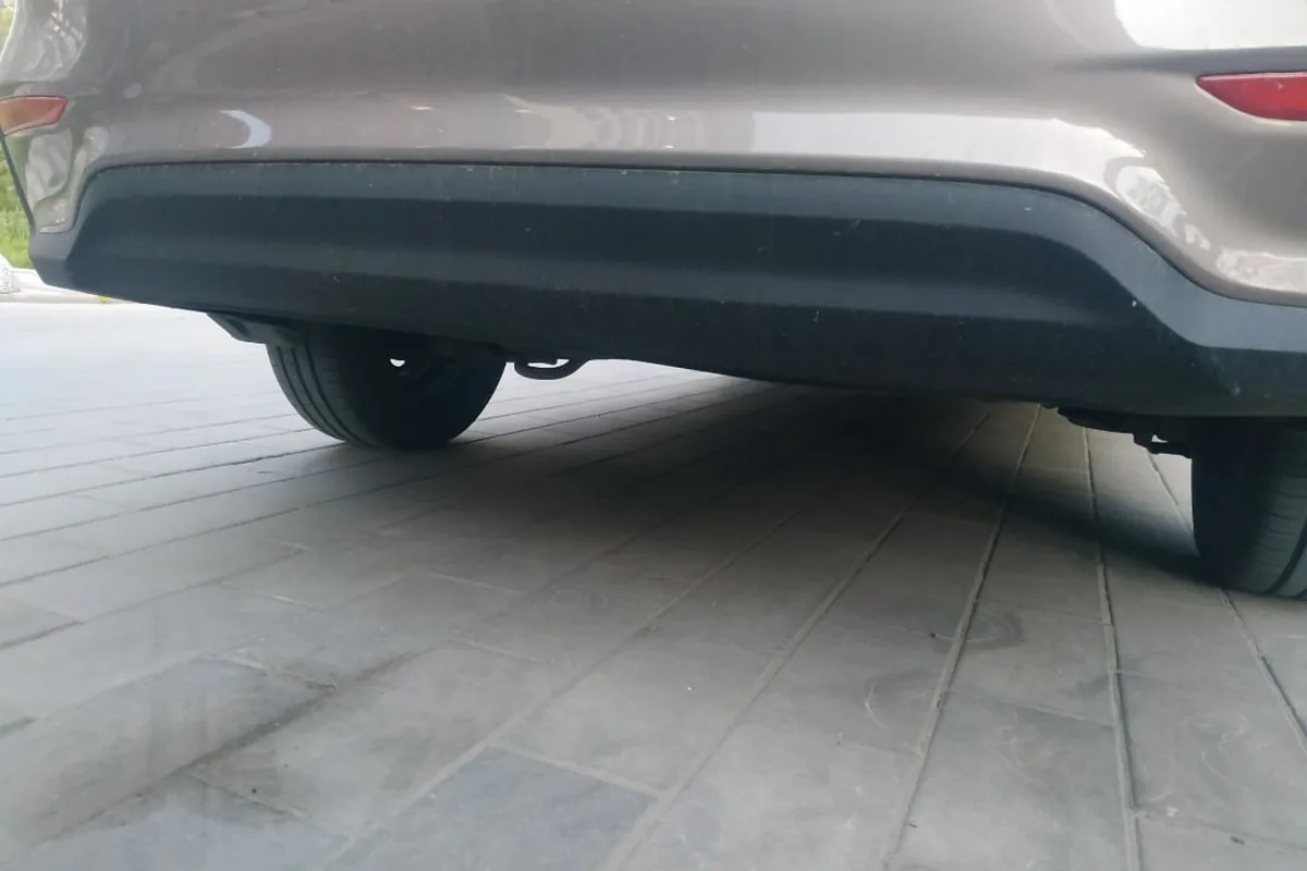 Неровный нижний спойлер заднего бампера Hyundai Solaris 2