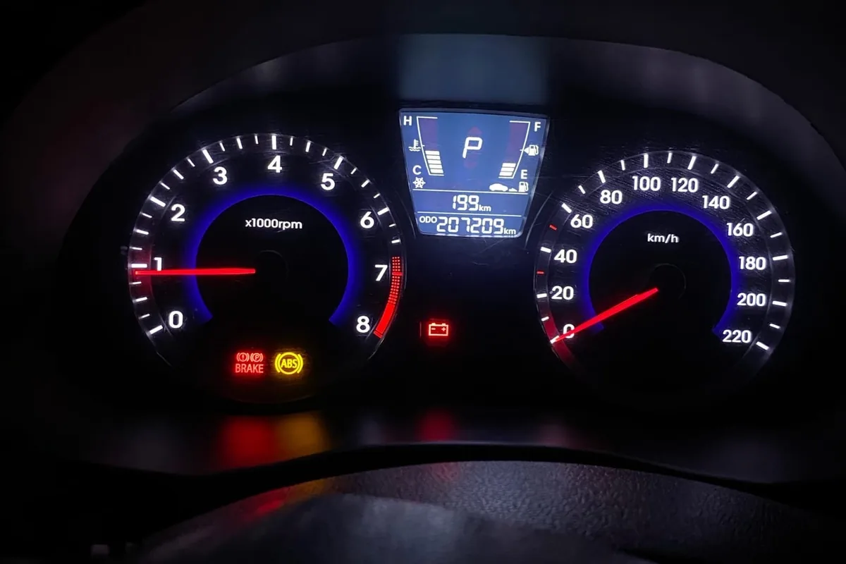 Приборная панель Hyundai Solaris 1 с горящими лампами ABS и аккумулятора
