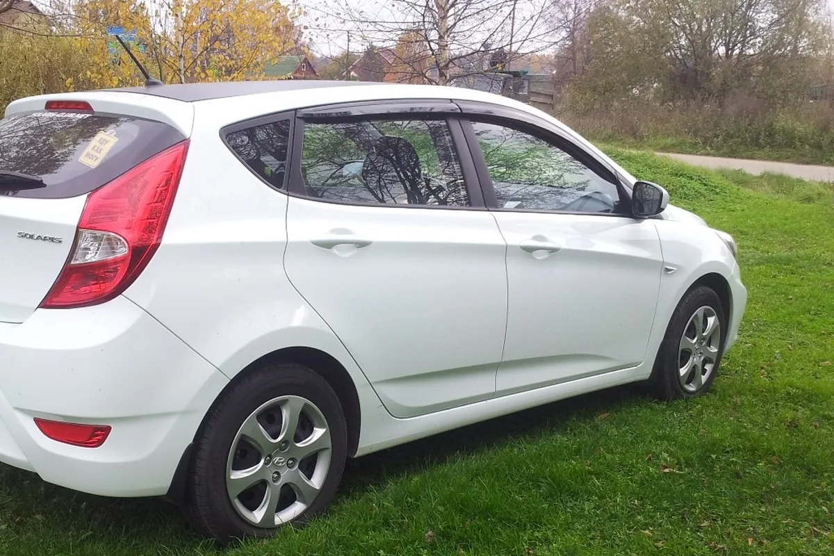 Hyundai Solaris 1 хэтчбек с ветровиками на дверях