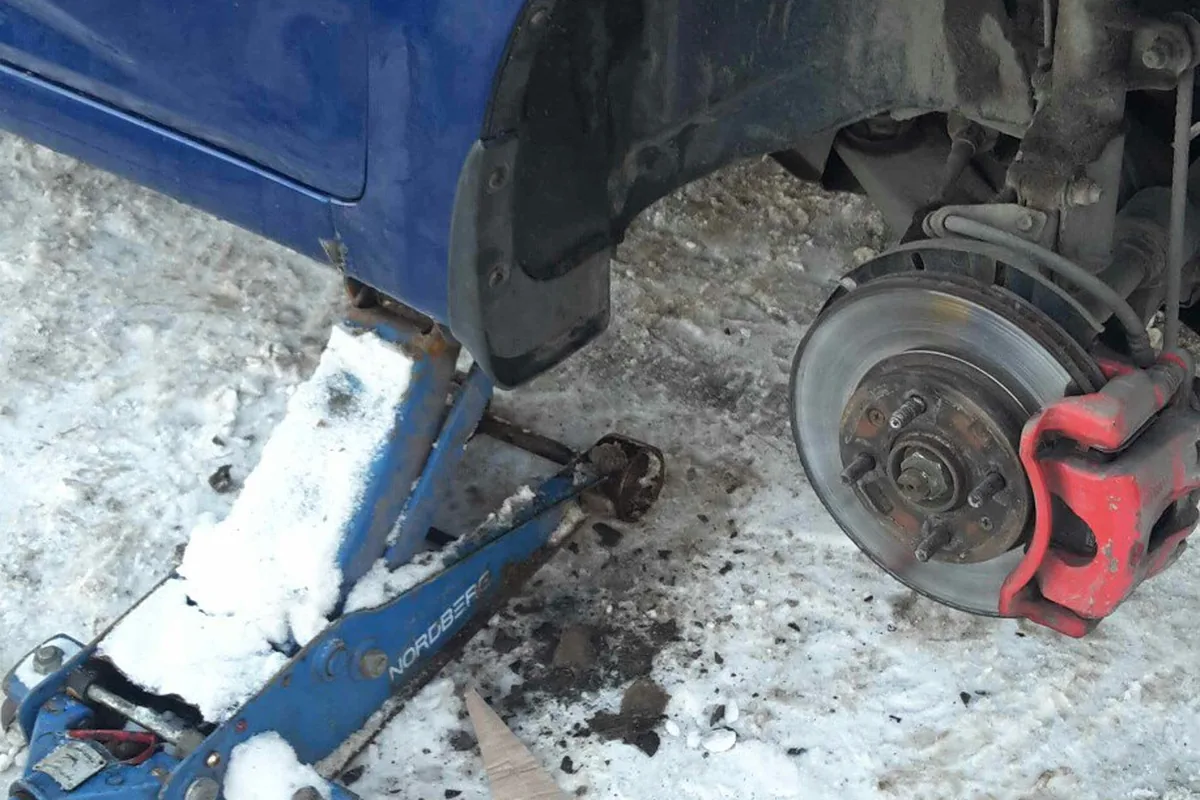 Замена сломанного брызговика на Hyundai Solaris 1