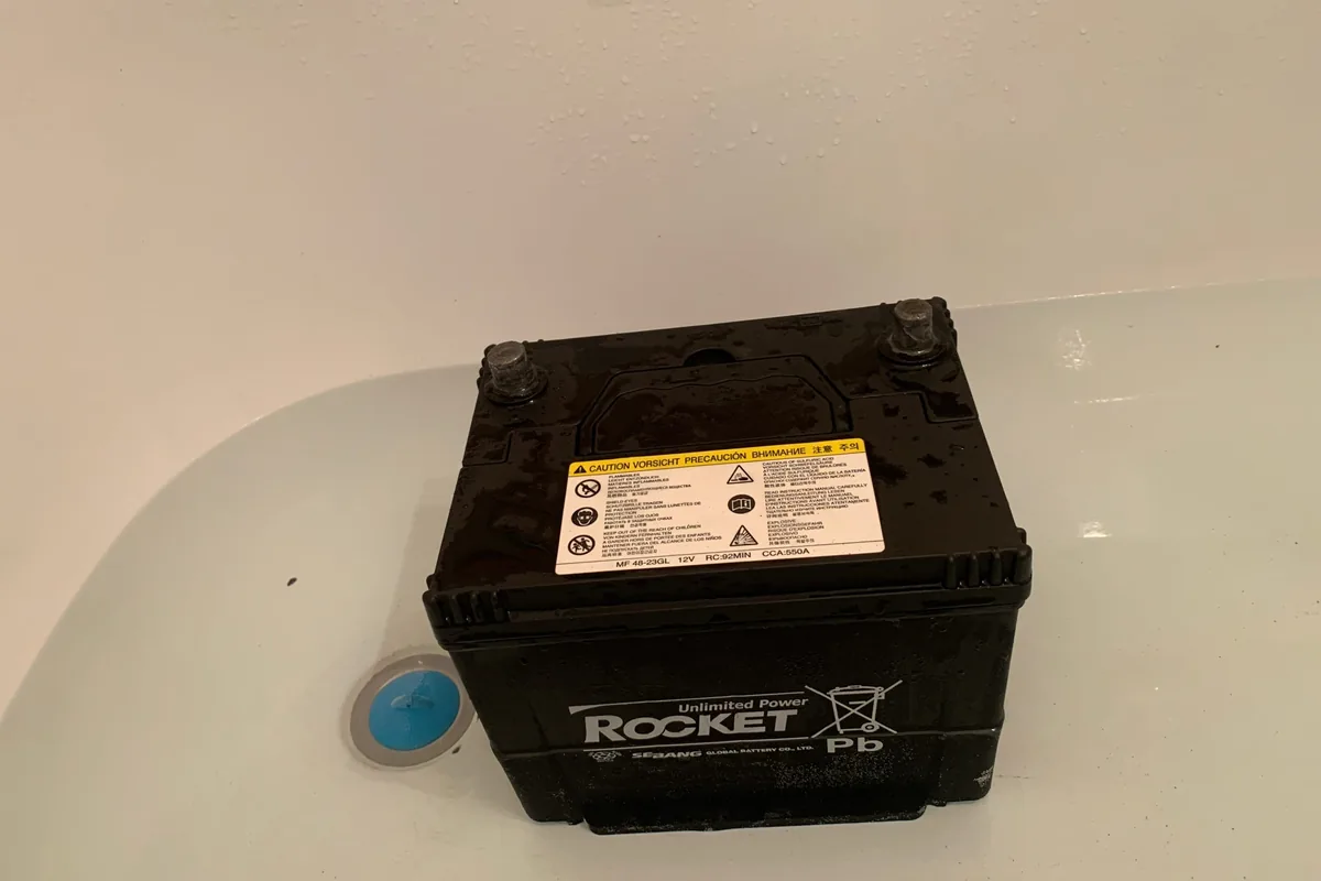 Аккумулятор Rocket отогревается в ванне