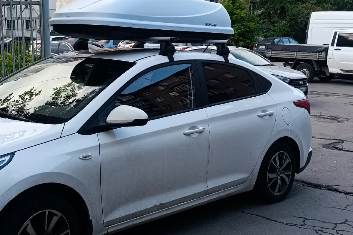 Hyundai Solaris 2 седан с автобоксом на крыше