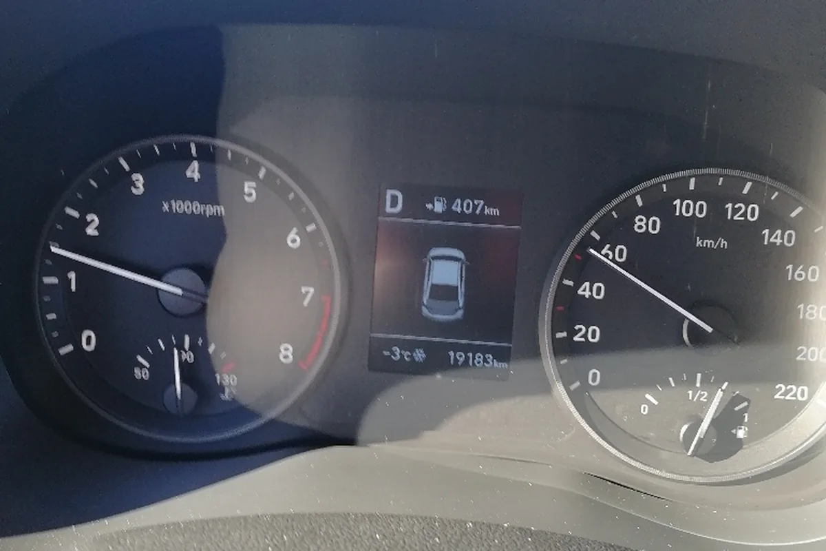 Приборная панель Hyundai Solaris 2 со значком открытого багажника