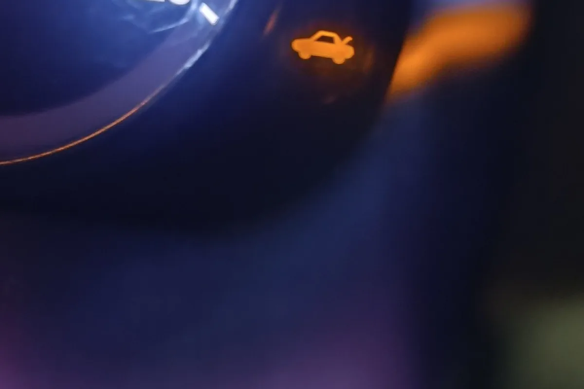Горящий значок открытого багажника на приборке Hyundai Solaris