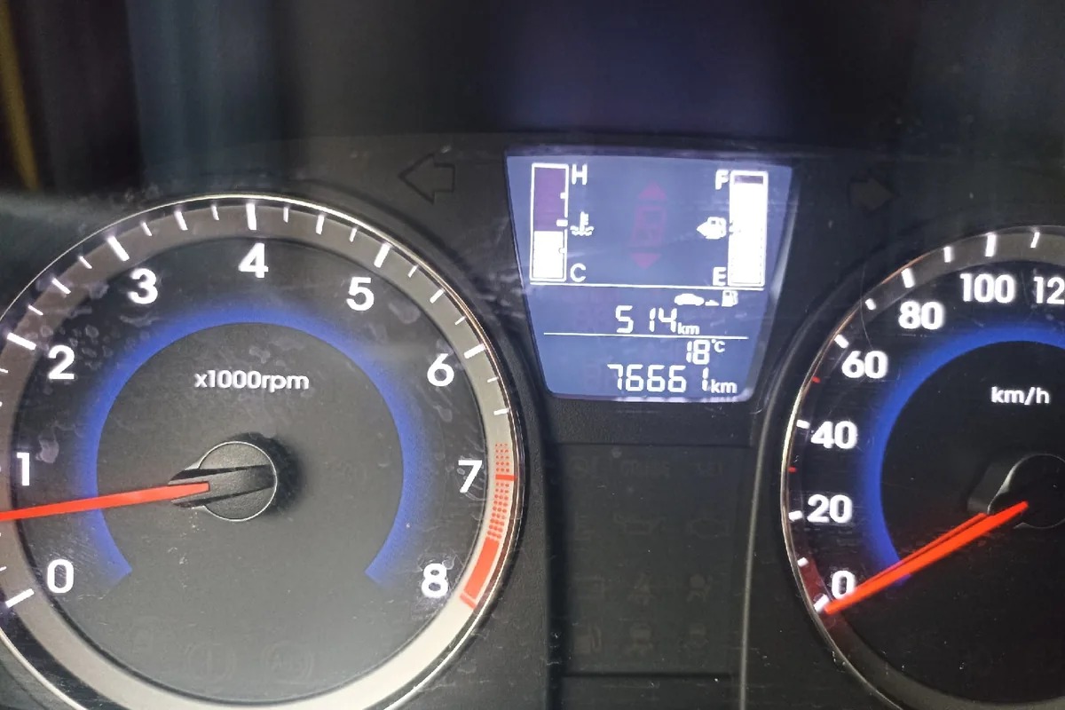 Указатель топлива Hyundai Solaris 1 после заправки до полного