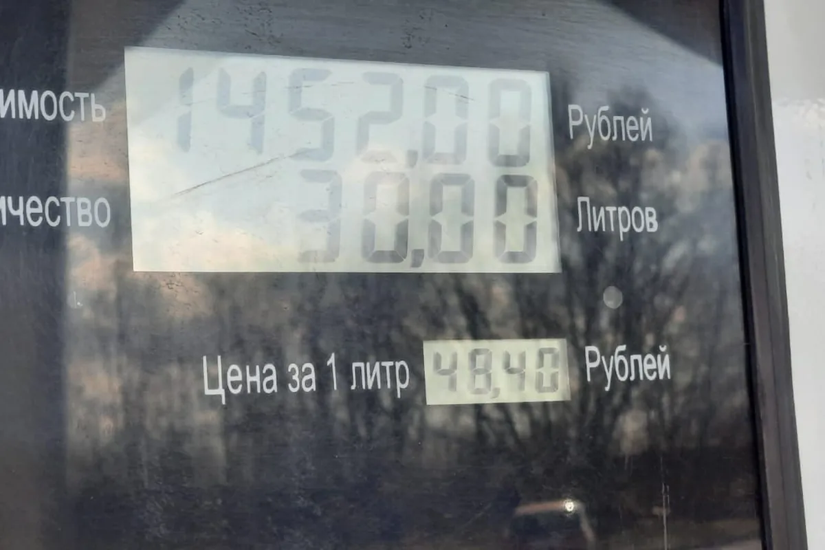 Колонка АЗС: 30 литров в бак Hyundai Solaris на остатке 90 км
