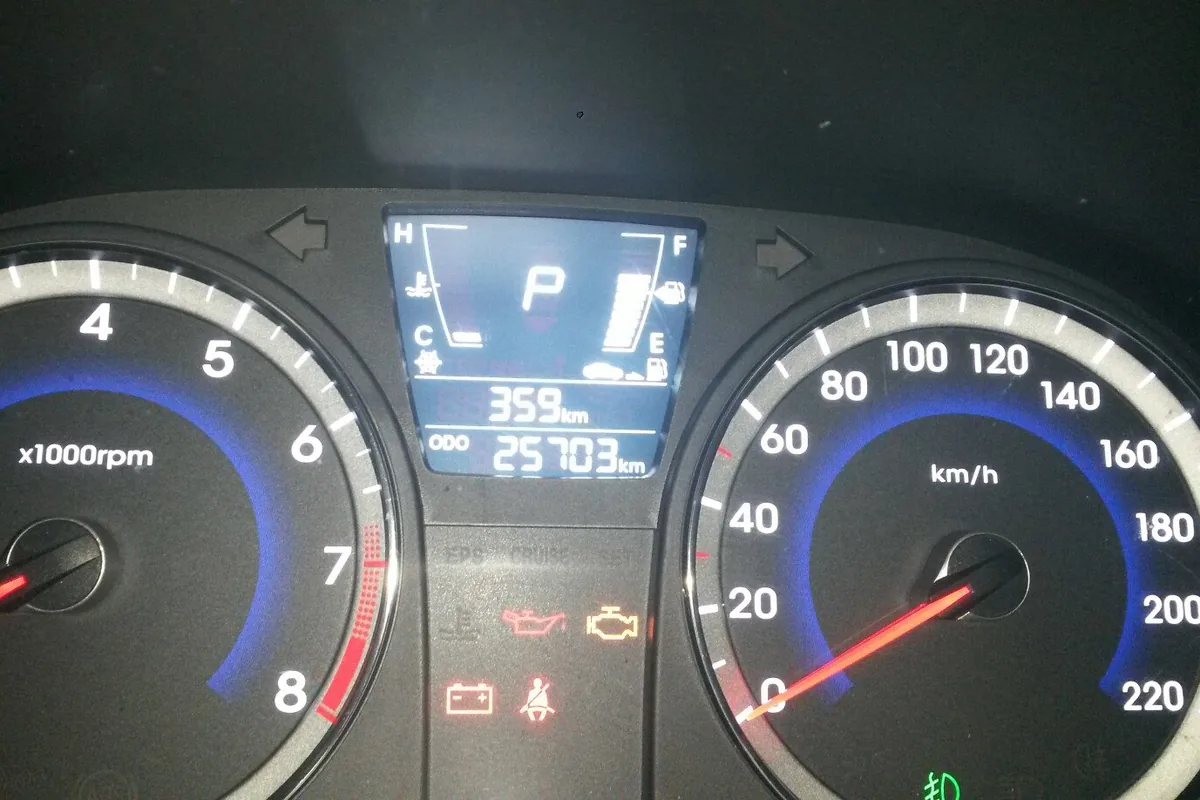 Приборная панель Hyundai Solaris 1 с остатком топлива