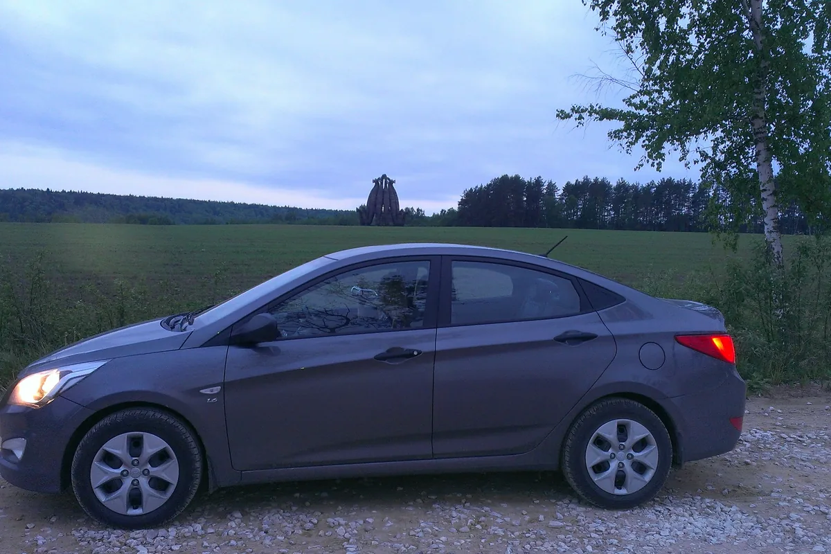Hyundai Solaris 1 седан у поля