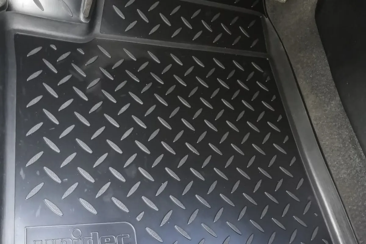 Резиновый коврик в Hyundai Solaris