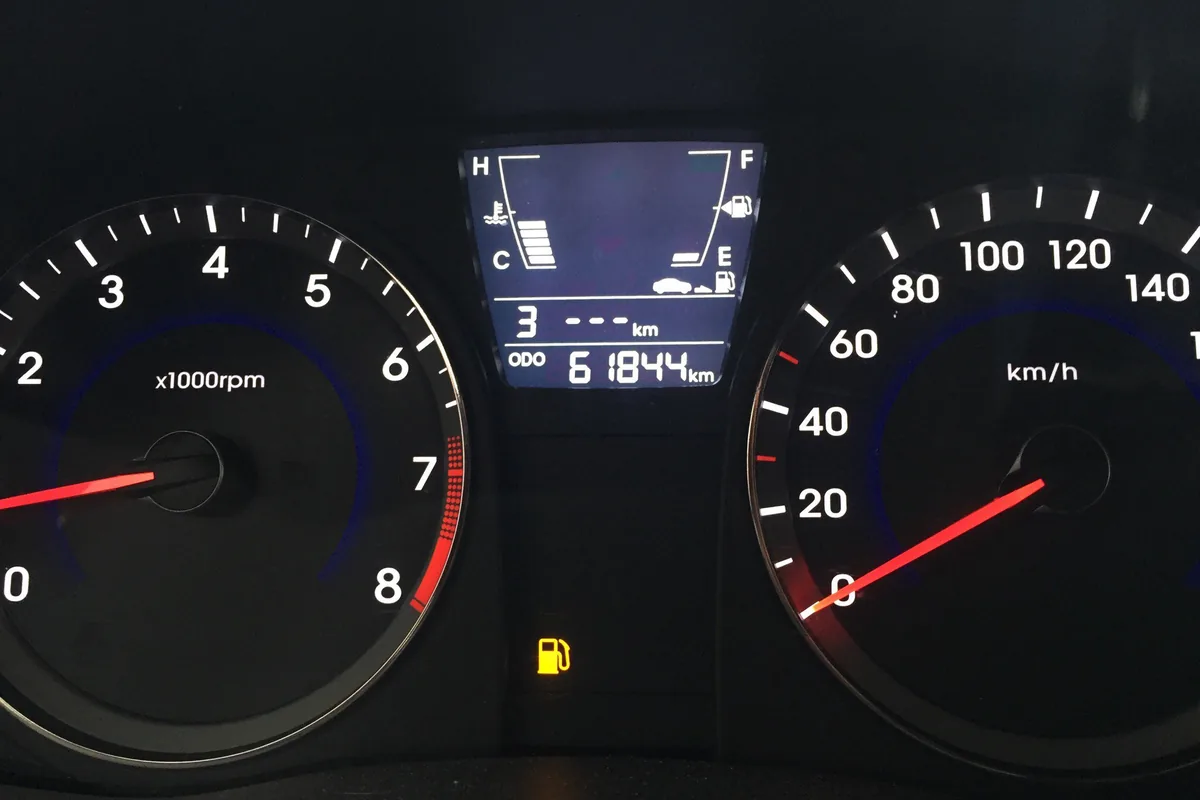 Приборка Hyundai Solaris 1 с прочерками запаса хода