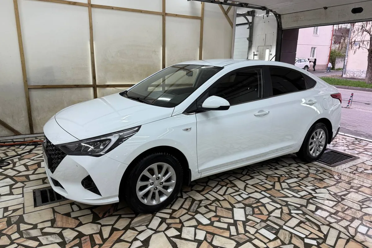Белый Hyundai Solaris 2 рестайлинг 2020 года